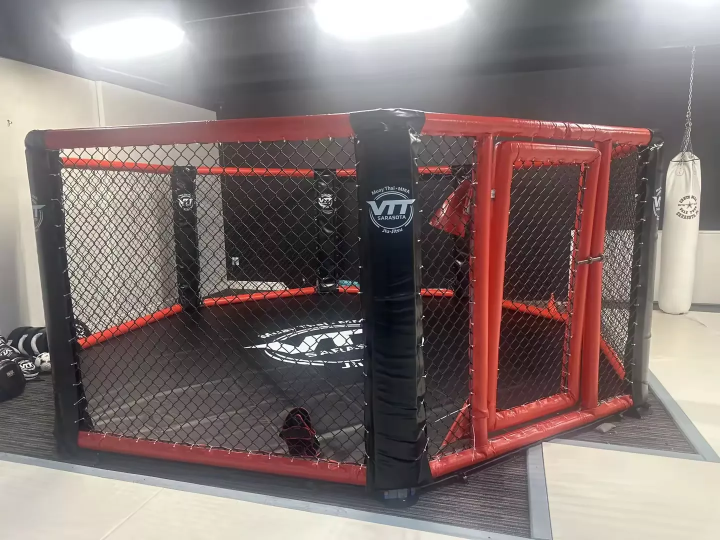 كيف يمكن لمثمن MMA المخصص أن يوازن بين السلامة والمتانة وعرض العلامة التجارية في صالة الألعاب الرياضية القتالية عالية الكثافة؟